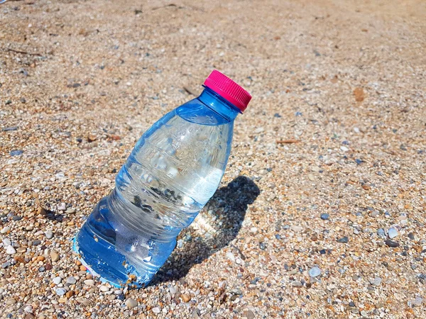 Пляшка Води Під Літнім Сонцем Піщаному Пляжі Біля Моря Відпустці — стокове фото
