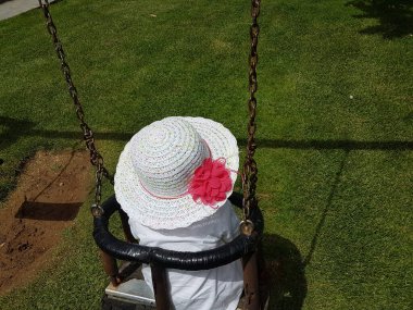 Salıncak çocuk şapkası çimenler yeşil