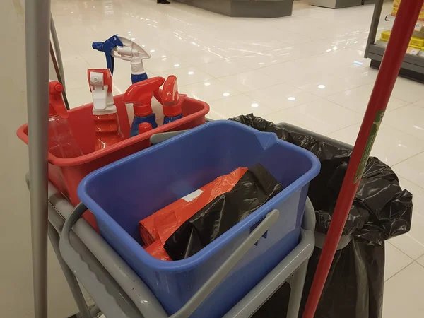 Limpieza Fregonas Cubo Detergente Piso Del Supermercado —  Fotos de Stock