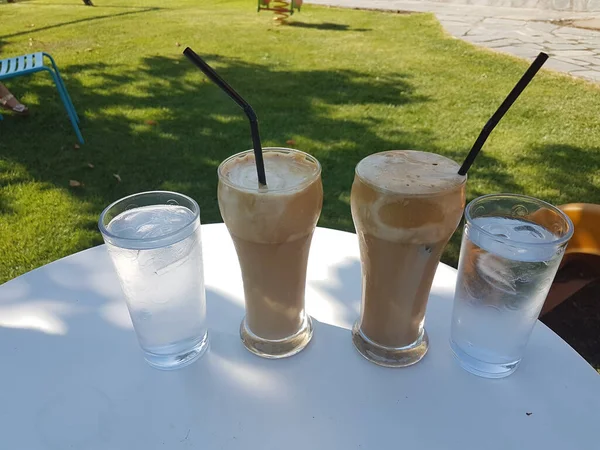 Yunanistan Yaz Mevsiminde Avluda Kahve Soğuk Olur — Stok fotoğraf