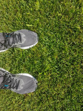 Yeşil çimlerin üzerinde ayakkabılar Yazın arka planda