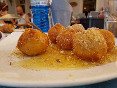 Bal ve fındıklı loukoumades donutları Yunan geleneksel Türk yemekleri izole edilmiş tatlı