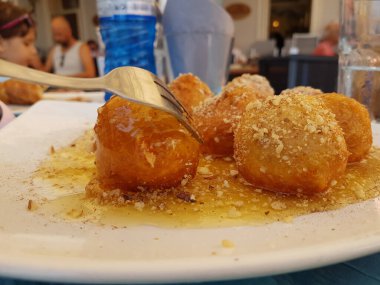 Bal ve fındıklı loukoumades donutları Yunan geleneksel Türk yemekleri izole edilmiş tatlı