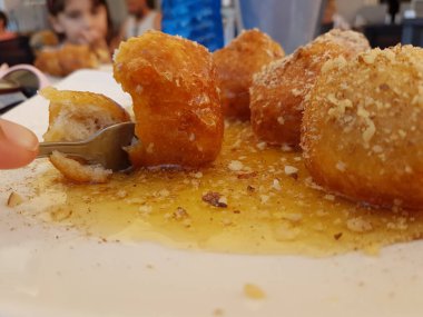 Bal ve fındıklı loukoumades donutları Yunan geleneksel Türk yemekleri izole edilmiş tatlı