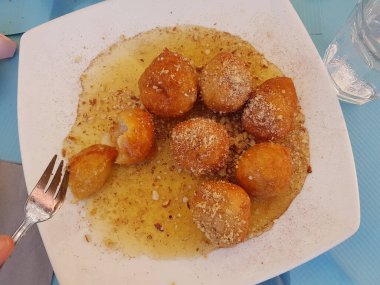 Bal ve fındıklı loukoumades donutları Yunan geleneksel Türk yemekleri izole edilmiş tatlı