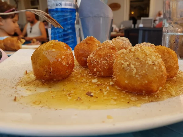 Loukoumades Donuts Met Honing Noten Grieks Turks Traditioneel Voedsel Zoet — Stockfoto