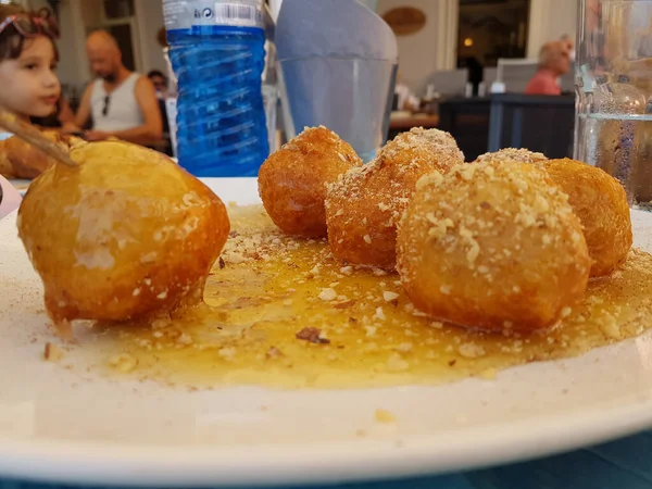 Loukoumades Donuts Met Honing Noten Grieks Turks Traditioneel Voedsel Zoet — Stockfoto