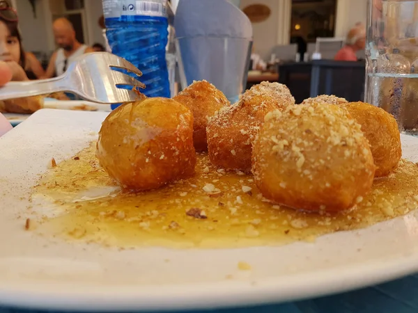 Loukoumades Donuts Met Honing Noten Grieks Turks Traditioneel Voedsel Zoet — Stockfoto