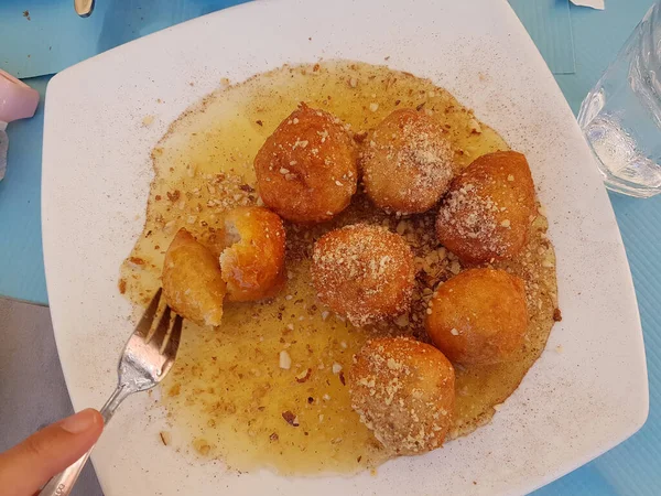 Loukoumades Donuts Com Mel Nozes Grego Turco Comida Tradicional Doce — Fotografia de Stock