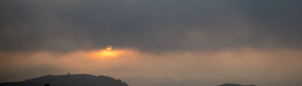 Солнце Восход Солнца Дождь Тяжелые Облака Погоды Фон — стоковое фото