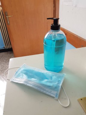 Antiseptik maske covid-19 koronavirüs koruma mavi ahşap arka planda