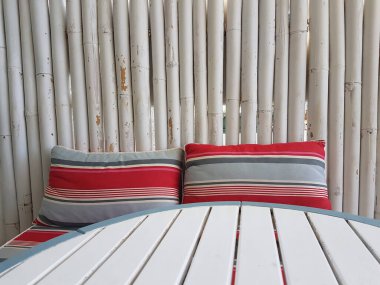 Kahve dükkanındaki yastık masası ve doğal arka plan için baston şeker kamışı.