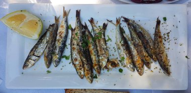 Preveza Yunanistan 'da masada ızgara sardalya.