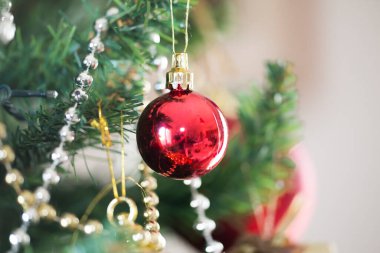 Noel arkaplanında kar topları mumları yakar yıldızlar için yer açar. 