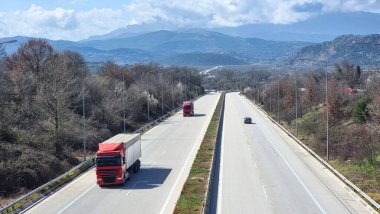 İoannina 'da karayolu egnatisi. Yunan kamyon arabaları mükemmel. 