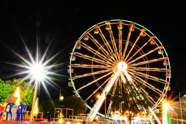 Şehirde gece dönme dolap