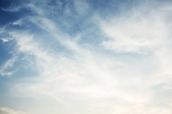 Mavi Gökyüzünde Beyaz Kabarık Bulutlar — Stok fotoğraf