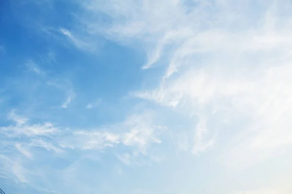 Nuages Duveteux Blancs Dans Ciel Bleu — Photo