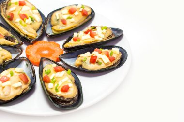 Suşi ve sebzeler beyaz arka planda