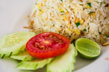 Tayland usulü kızarmış pirinç.