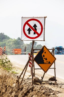 Bir inşaat hiçbir geçen işareti ile düşme için uyarı işareti kayalar