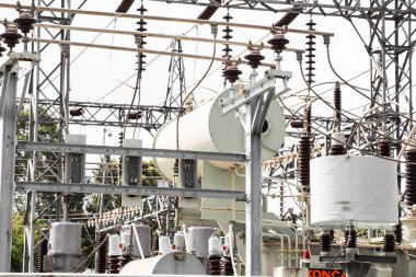 Santral - dönüştürme istasyonu. Kablo ve tel çok sayıda