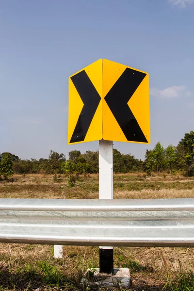 Verkeerstekens Waarschuwen Bestuurders Voor Gevaarlijke Bocht — Stockfoto