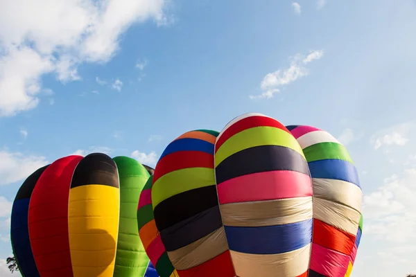 Rainbow Luftballonger Och Blå Himmel — Stockfoto