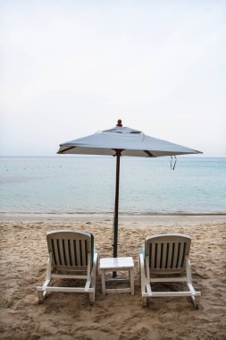 Plaj sandalyeleri plaj Beyaz şemsiye ile