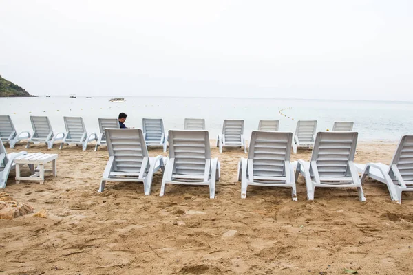 Fila Sedia Bianca Sulla Spiaggia — Foto Stock