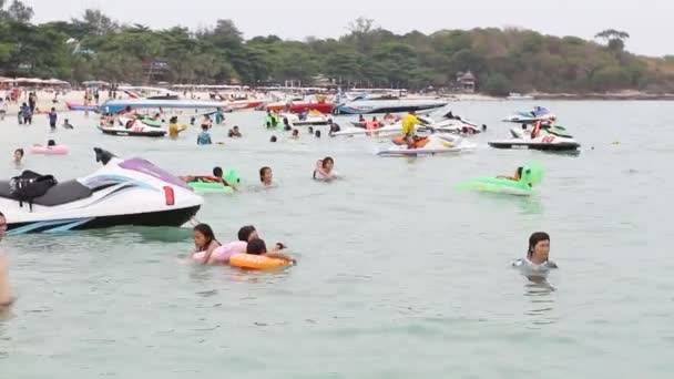 Видео Туристов Люди Море Лодками Надувные Кольца — стоковое видео