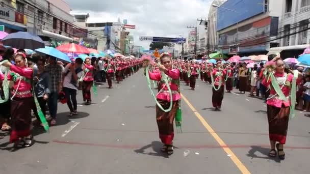 许多人在烛光节观看美丽的女孩跳舞 Ubonratchathani 蜡烛节 — 图库视频影像