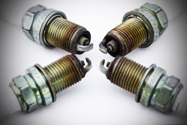 Dört eski beyaz arka plan üzerinde izole bujiler yandı