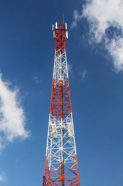 Telekomünikasyon Kulesi ve gök mavisi .