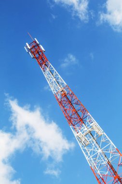 Telekomünikasyon Kulesi ve gök mavisi .