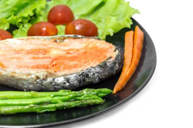 Çıtır çıtır kızarmış som balığı biftek