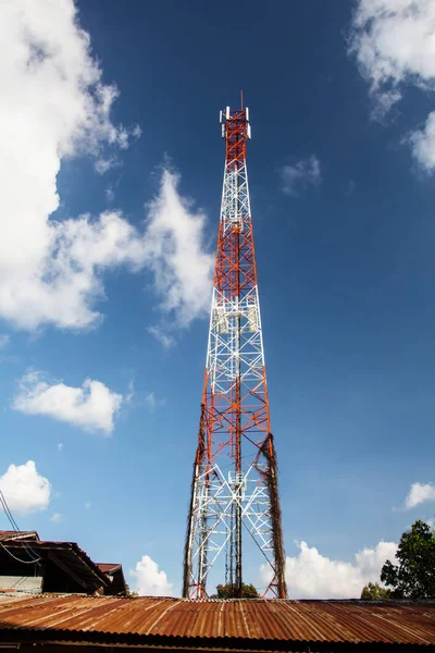 Torre Telecomunicações Céu Azul — Fotografia de Stock