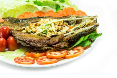 Beyaz arka planda izole kızarmış balık