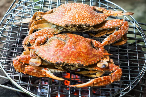 燃えるようなグリルで焼き蟹 — ストック写真