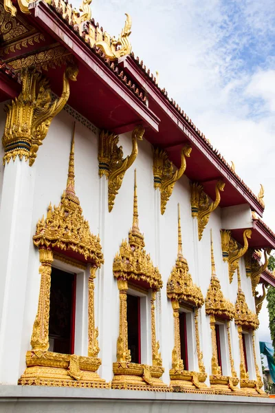 Tay tapınak ve mavi gökyüzü