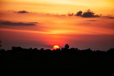 güzel turuncu günbatımı bulutlar
