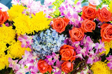 buket farklı renkli çiçekler