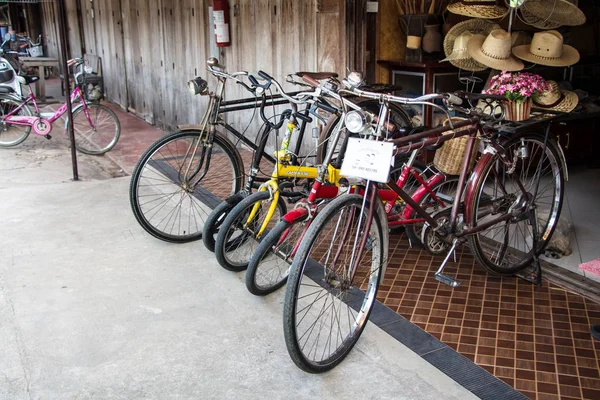 Vintage Bicyclette Debout Près Mur Bois Vintage — Photo