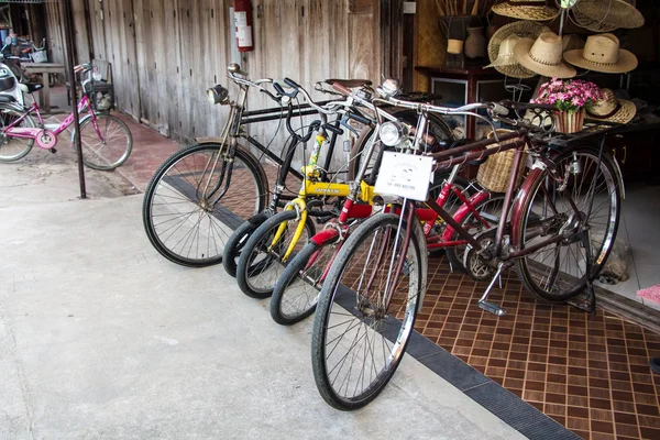 Bicicletta Vintage Piedi Vicino Una Parete Legno Vintage — Foto Stock