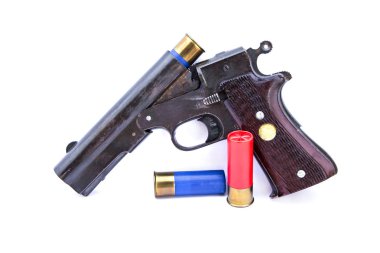 Mermileri beyaz üzerine izole edilmiş tabanca