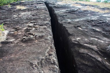 Mont ve mavi gökyüzünün tepesinde kırık bir kum taşı çizgisi var.