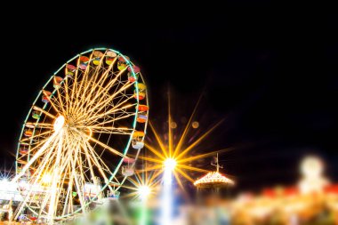 dönme dolap hareketli gece eğlence parkı