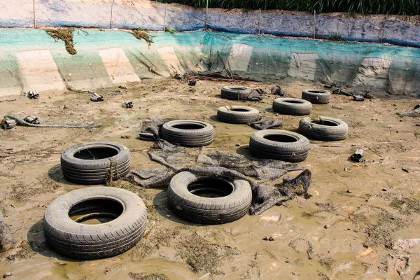 Estanque Contaminado Con Neumáticos Coches Basura —  Fotos de Stock