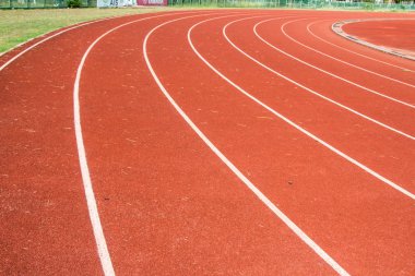 yol hatları ile kırmızı kaplı stadyum yarış pisti zemin 