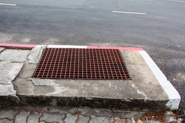 demir eski paslı rögar ızgara ile sokak yolu